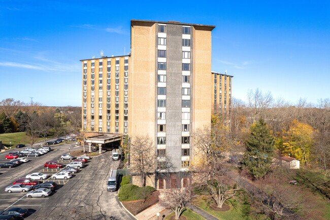 One Renaissance Place in Palatine, IL - Building Photo - Building Photo