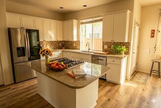 5906 NE Skipton St in Hillsboro, OR - Building Photo - Building Photo