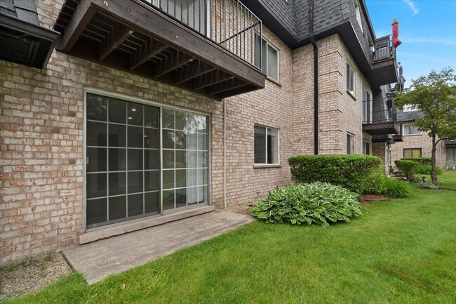 9458 Bay Colony Dr in Des Plaines, IL - Building Photo - Building Photo