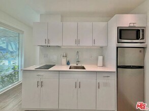 5805 W 8th St in Los Angeles, CA - Building Photo - Building Photo