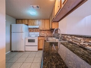 1500 Bay Area Blvd, Unit 138 in Houston, TX - Building Photo - Building Photo