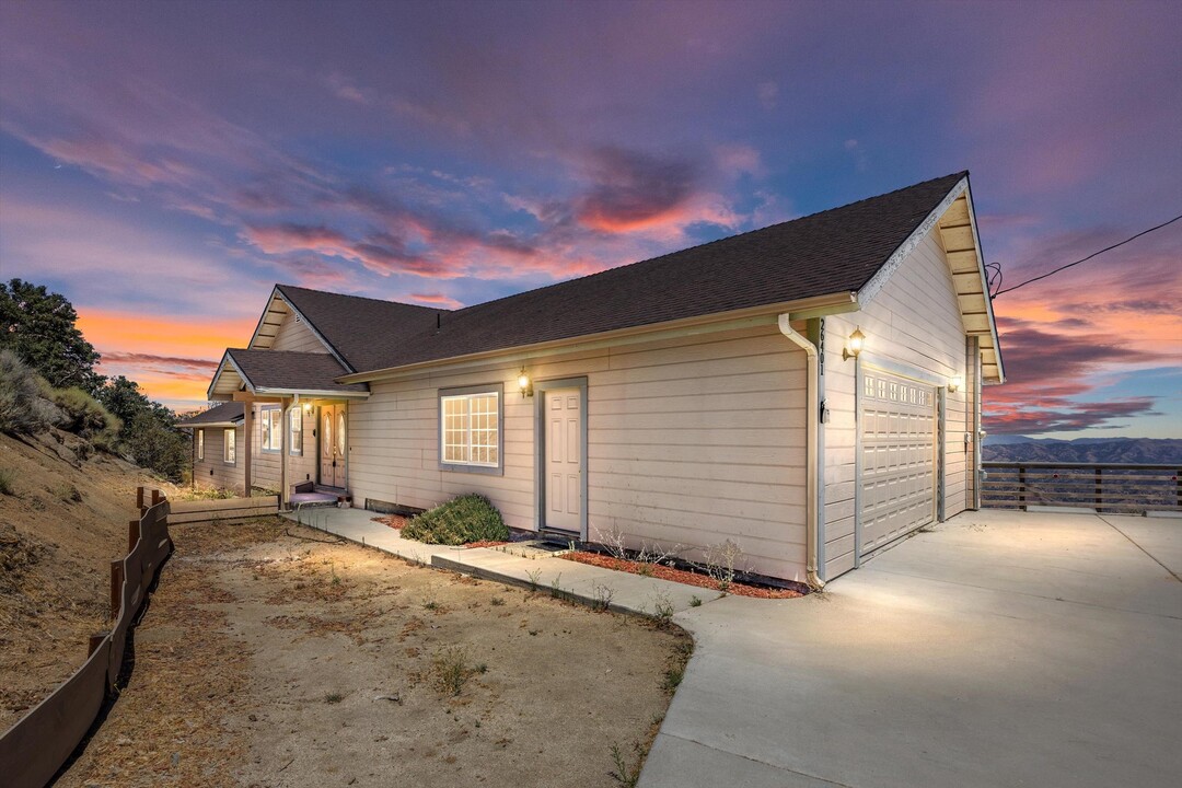 26401 Rifle Ct in Tehachapi, CA - Foto de edificio