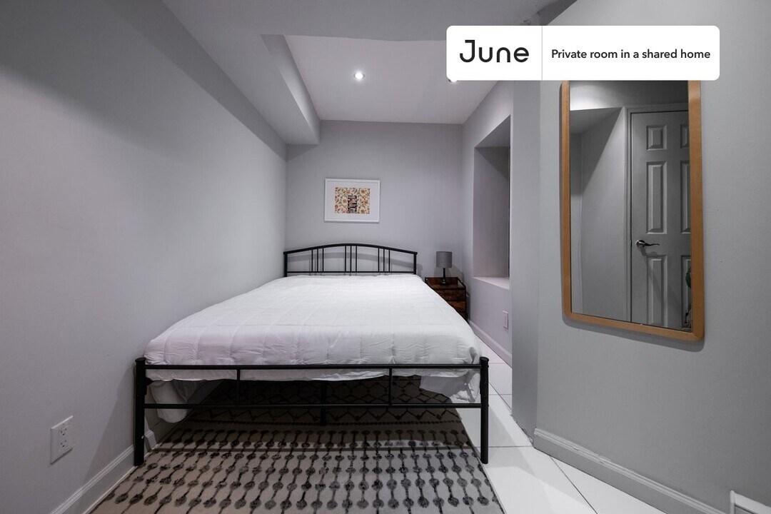 Private bedroom in 5 bed/2 bath Home in New York, NY - Building Photo
