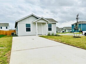 100 Louisa Ln in Jarrell, TX - Building Photo - Building Photo