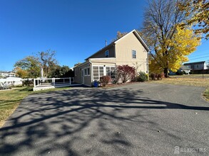 1 W Francis St in Iselin, NJ - Foto de edificio - Building Photo