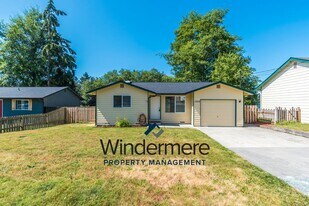 1202 S Dewey Dr in Coupeville, WA - Building Photo