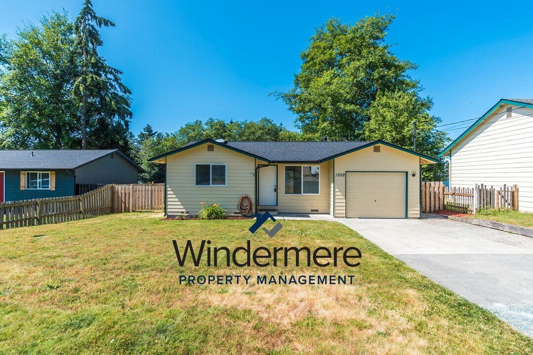 1202 S Dewey Dr in Coupeville, WA - Building Photo