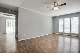 4327 Holland Ave in Dallas, TX - Foto de edificio - Building Photo