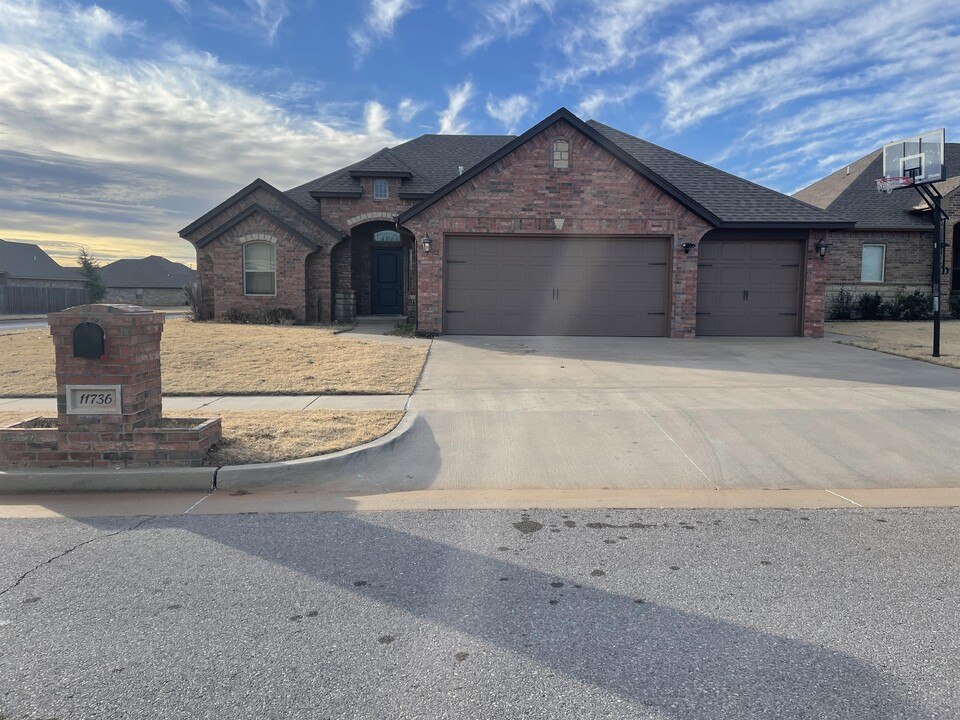 11736 SW 21st St in Yukon, OK - Foto de edificio