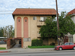 8135 Reseda Blvd in Reseda, CA - Building Photo - Building Photo