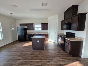 6218 White Oak Dr in Hitchcock, TX - Building Photo - Building Photo