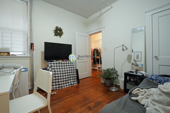 1848 Commonwealth Ave, Unit 6 in Boston, MA - Building Photo - Building Photo