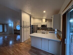 12802 SE Main St in Portland, OR - Foto de edificio - Building Photo