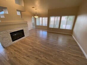 4604 Snowpoint Ct in Las Vegas, NV - Building Photo - Building Photo