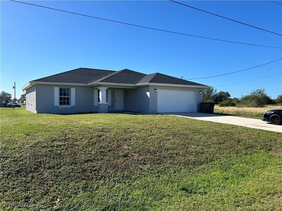 3819 24th St W in Lehigh Acres, FL - Foto de edificio