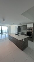 808 Brickell Key Dr in Miami, FL - Building Photo