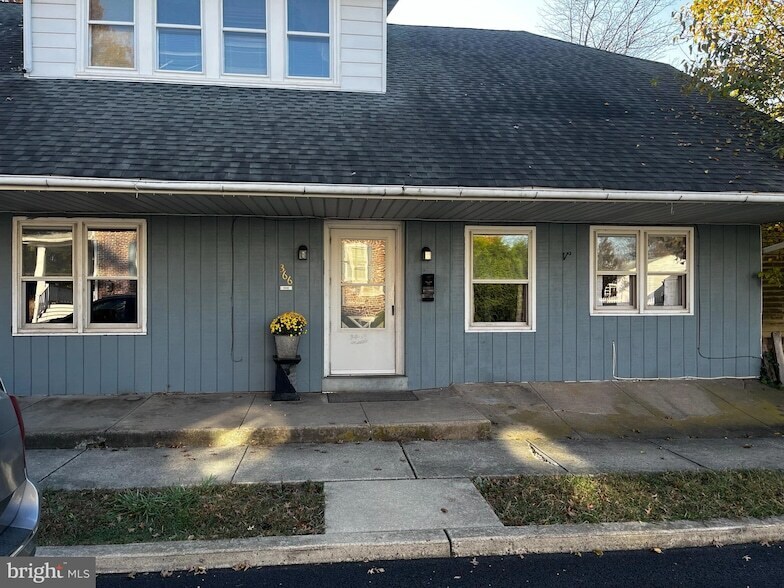 366 W Mt Vernon St in Lansdale, PA - Building Photo