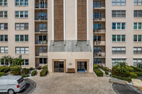 Hampshire House in St. Petersburg, FL - Foto de edificio - Building Photo