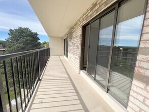 10411 Cedar Lake Rd, Unit 515 in Minnetonka, MN - Building Photo - Building Photo