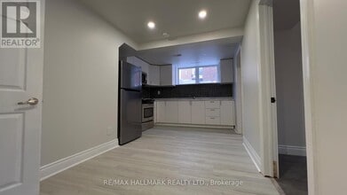 76 Shendale Dr in Toronto, ON - Building Photo - Building Photo