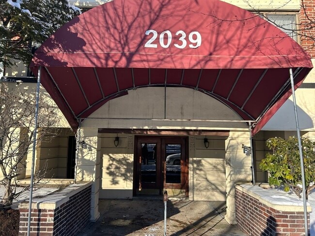 2039 Commonwealth Ave in Boston, MA - Building Photo - Building Photo