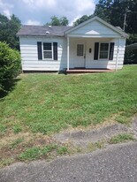 303 W Hilltop Cir in Gastonia, NC - Building Photo