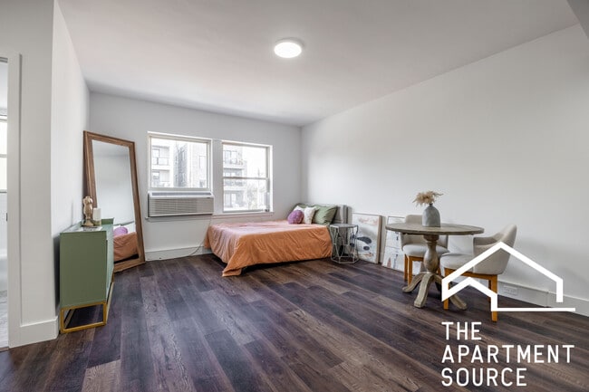 1555 W Hollywood Ave in Chicago, IL - Building Photo - Building Photo