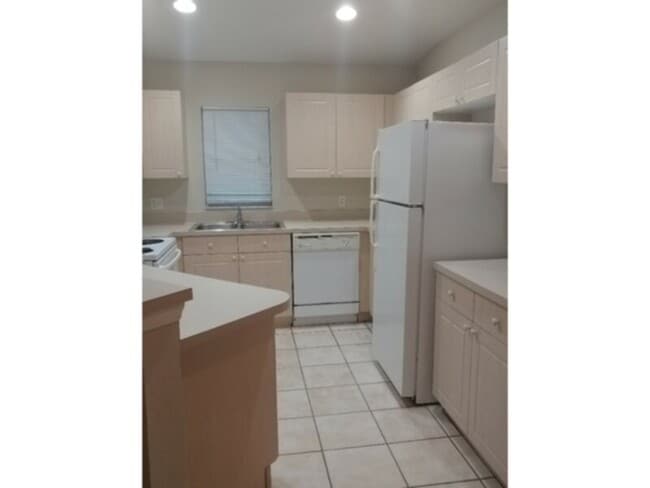 647 SE 13th Pl in Cape Coral, FL - Building Photo - Building Photo