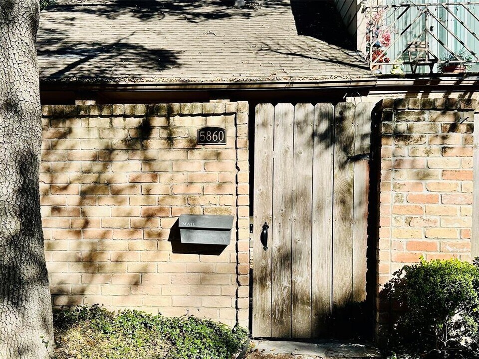 5860 Sampley Way in Houston, TX - Building Photo