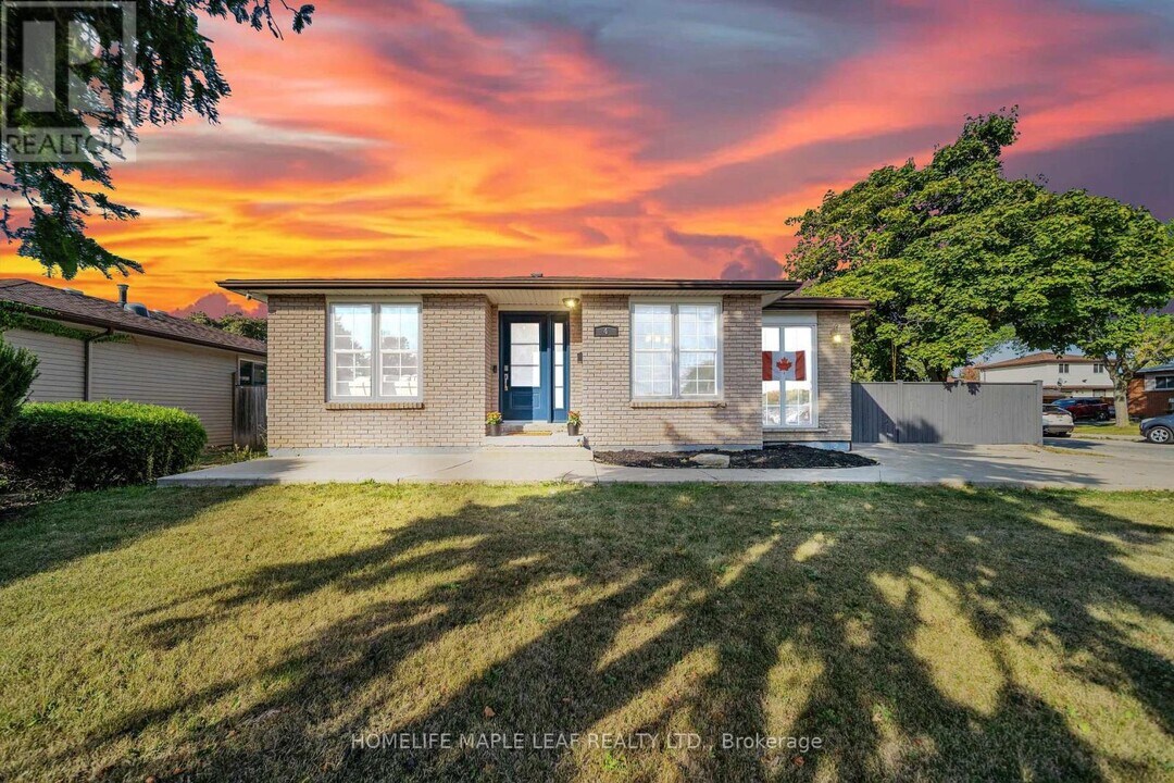 4 Lisa Ct in Hamilton, ON - Building Photo