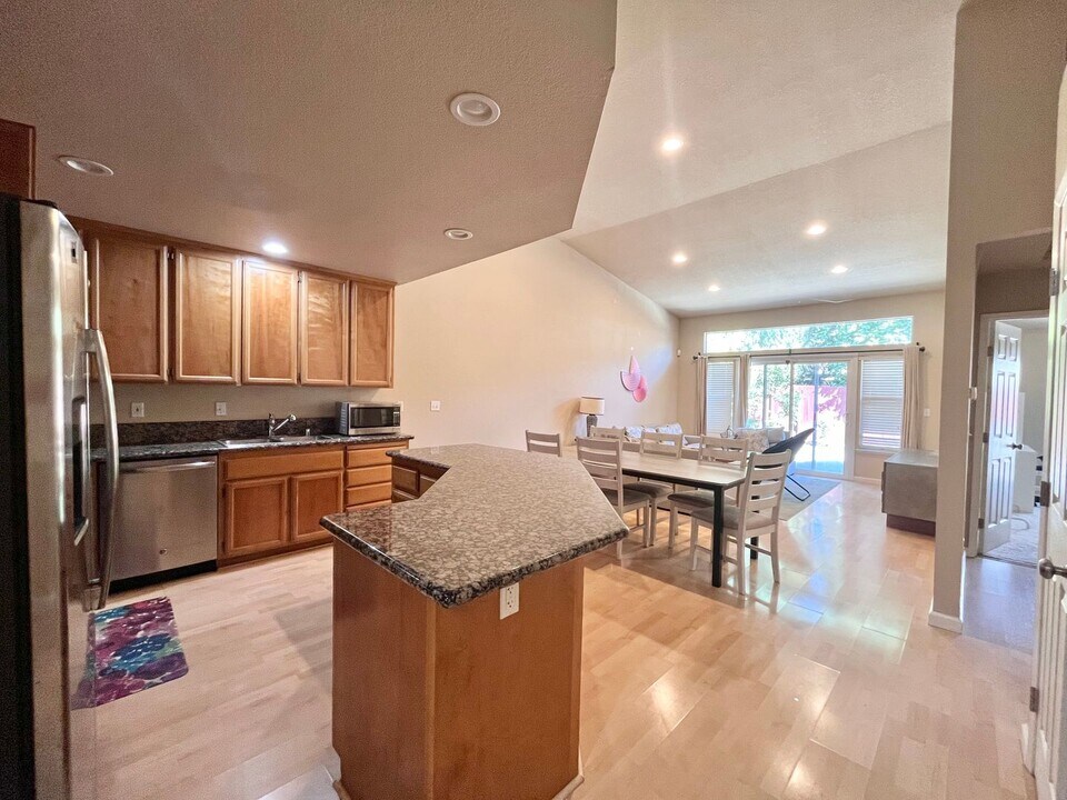 806 La Coruno St in Davis, CA - Building Photo