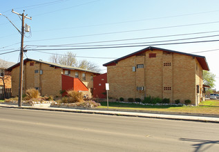 326 W Cypress St in San Antonio, TX - Building Photo - Building Photo