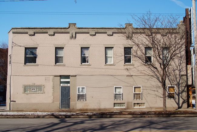 8206 Detroit Ave in Cleveland, OH - Building Photo - Building Photo