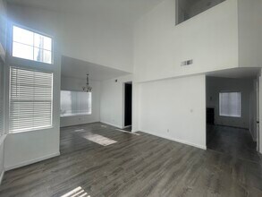 4939 Pine Nut Way in Sacramento, CA - Building Photo - Building Photo