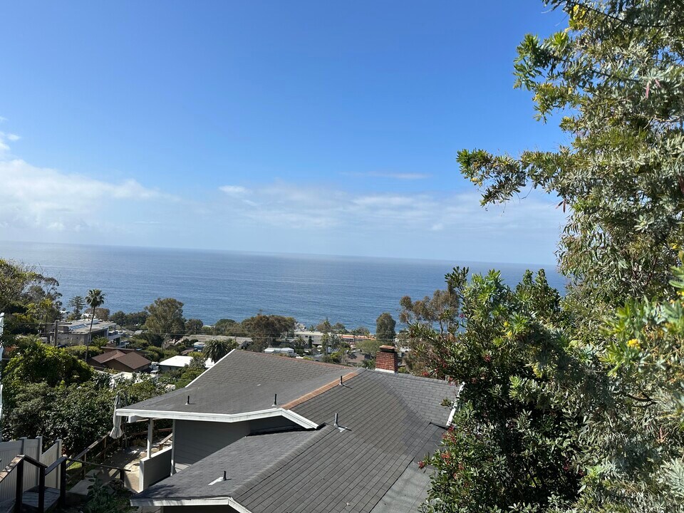 2155 Crestview Dr in Laguna Beach, CA - Building Photo