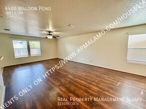4406 Waldon Pond in San Antonio, TX - Building Photo - Building Photo