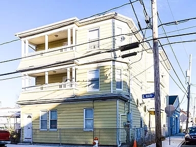 448 E Main St in Fall River, MA - Foto de edificio