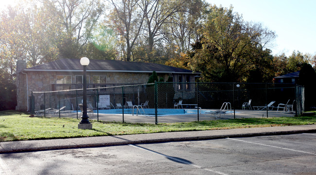 Flats at Meridian Hills in Indianapolis, IN - Foto de edificio - Building Photo