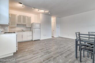 109 McCabe Ave in Bradley Beach, NJ - Foto de edificio - Building Photo