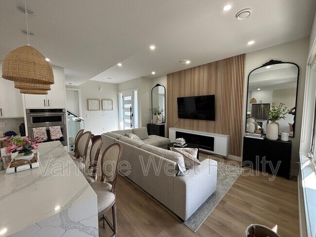 707 Raymer Rd in Kelowna, BC - Building Photo - Building Photo