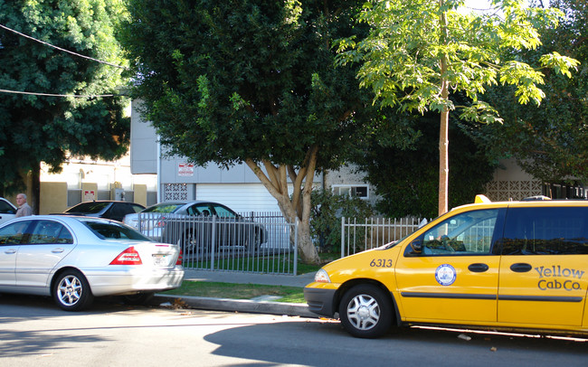 614 E Garfield Ave in Glendale, CA - Foto de edificio - Building Photo