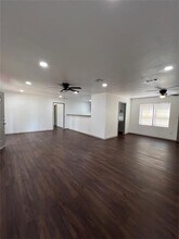 213 N Criswell St in Mart, TX - Foto de edificio - Building Photo
