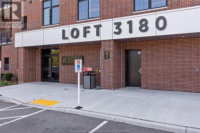 3180 Meadowbrook Ln in Windsor, ON - Building Photo - Building Photo