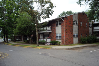 Cadillac Manor in Spring Valley, NY - Foto de edificio - Building Photo