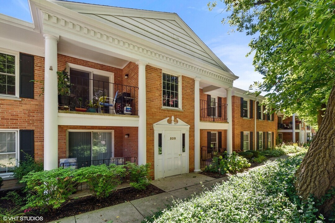 520 Shorely Dr in Barrington, IL - Building Photo