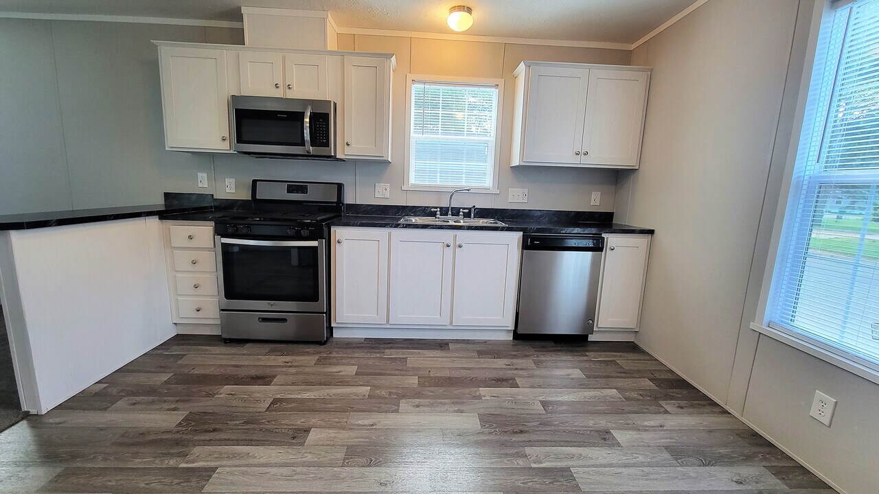 36 E Arizona in Belleville, MI - Building Photo