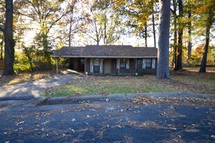 2709 Persimmon Dr in Starkville, MS - Building Photo