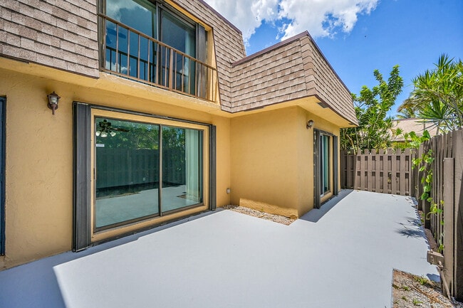 1204 Waterview Cir in Palm Springs, FL - Building Photo - Building Photo