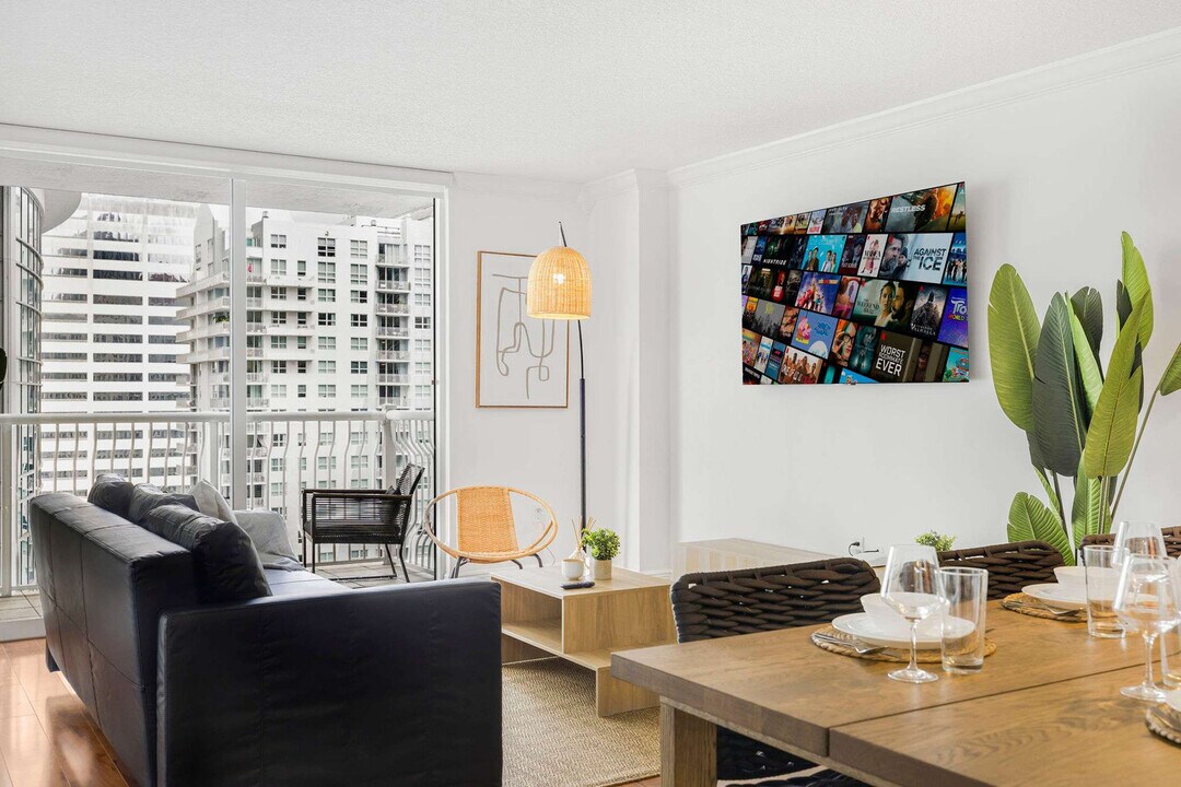 1200 Brickell Bay Dr in Miami, FL - Building Photo