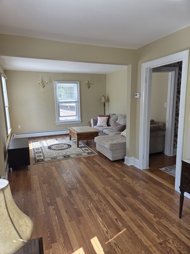 71 Housatonic St, Unit Upper Level in Lenox, MA - Building Photo - Building Photo